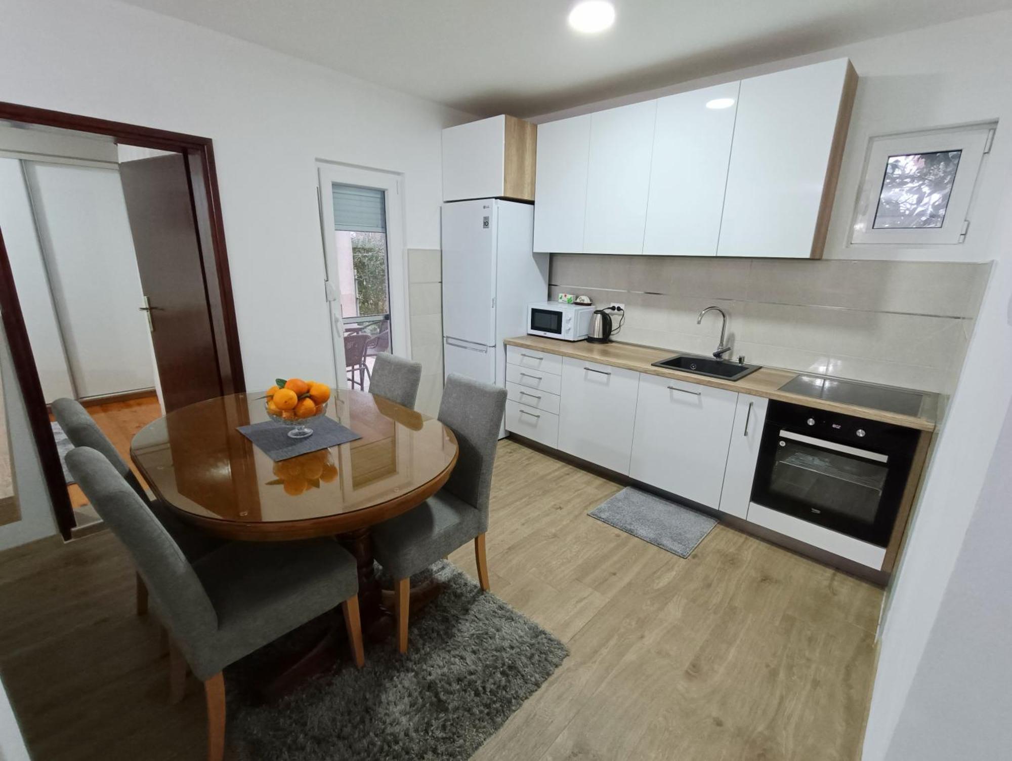 Entire House Floor - 2-Bedroom Cozy & Peaceful Apartment 波德戈里察 外观 照片